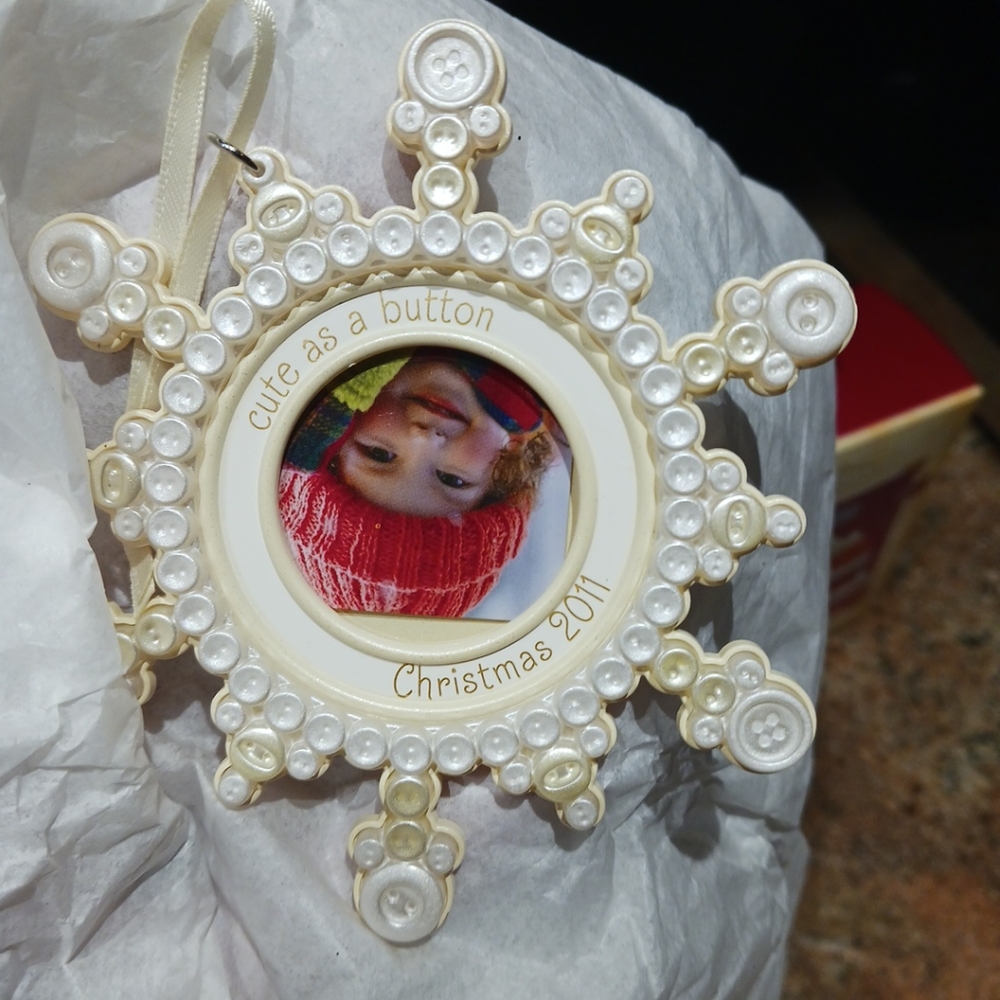 Hallmark 2011 ~ Cute As A Button ~ Snowflake  Photo Frame Keepsake Ornam…